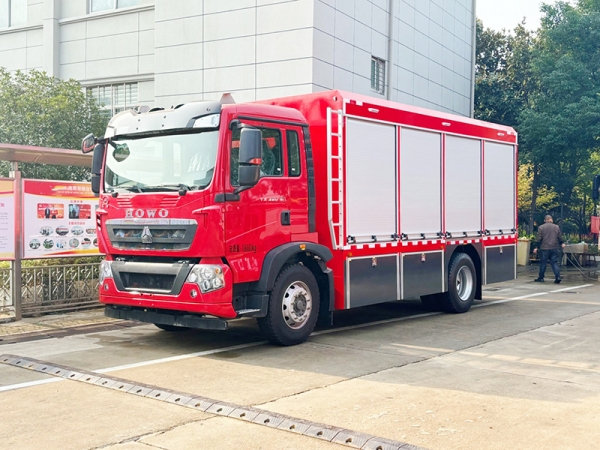 重汽器材装备消防车