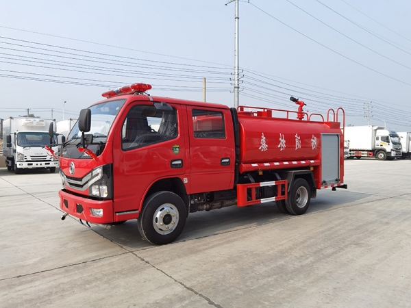 东风双排4吨消防洒水车